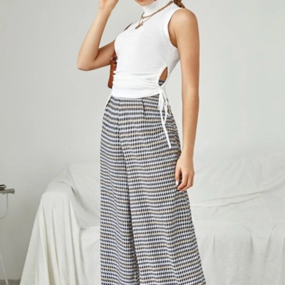 49. Cut Out Side Drawstring Tank Top - Picture 6 of 12